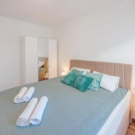 Crowonder Lucija With Large Swimming Pool Semesterbostad